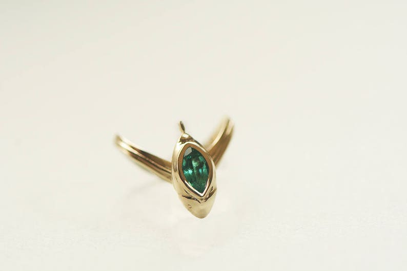 Anillo de compromiso de oro de 14 quilates con esmeralda marquesa "Goldfish" imagen 2