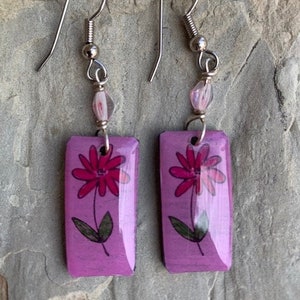 flower earrings, pink daisy earrings, daisy earrings pink earrings, resin earrings, painted earrings, light weight earrings