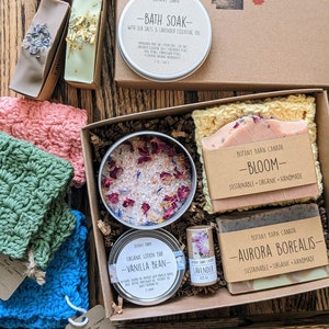 Coffret cadeau spa bio : savon fait main, lotion en barre, baume à lèvres, gant de toilette et sels de bain. Cadeau de détente respectueux de l'environnement pour petite amie, maman, meilleure amie