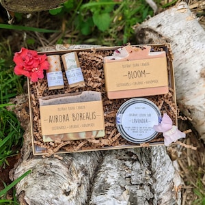 Coffret cadeau bio pour le bain et le corps. Cadeau naturel et durable pour maman ou infirmière. Savon artisanal, lotion en barre et baume à lèvres respectueux de l'environnement