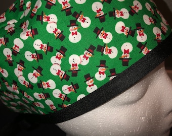 Men's Surgical Scrub Cap / Hat - Mini snowmen on green background - One size fits most