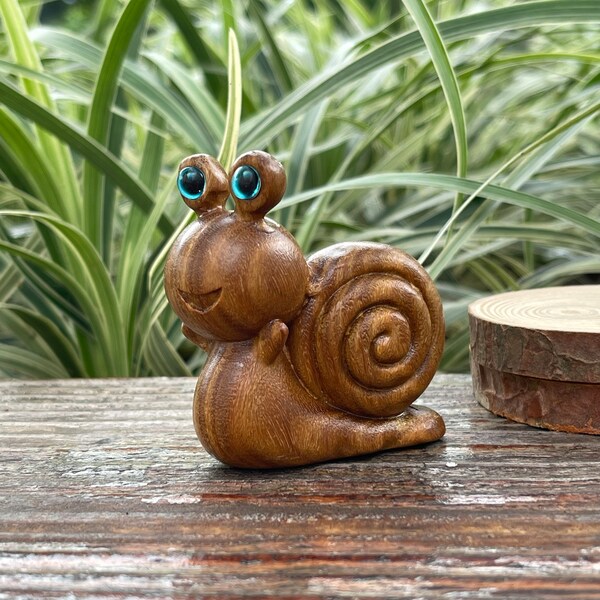 Wooden Snail, Wood Carving Snail Decor Snail Figurine, Crafted Wood Smart Happy Snail Figurine, Home Decor, Graden Decor, Gifts for Friends