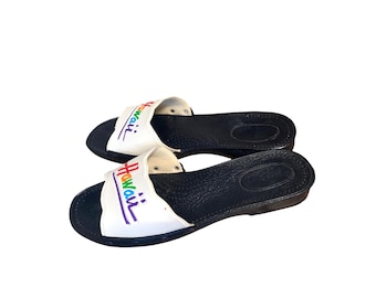 Sandalias de goma sin cordones Hawaii para mujer, talla 40 (9), color blanco multicolor con letras estampadas.