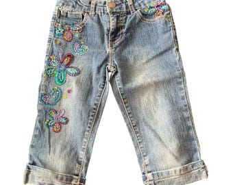 Vaqueros capri Cherokee Girls 6 con flores bordadas y dobladillo azul vaquero