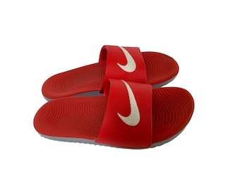 Sandalias Nike Kawa para jóvenes, talla 4Y, color rojo y blanco, modelo Slip-On, cómodas (8193532-600).