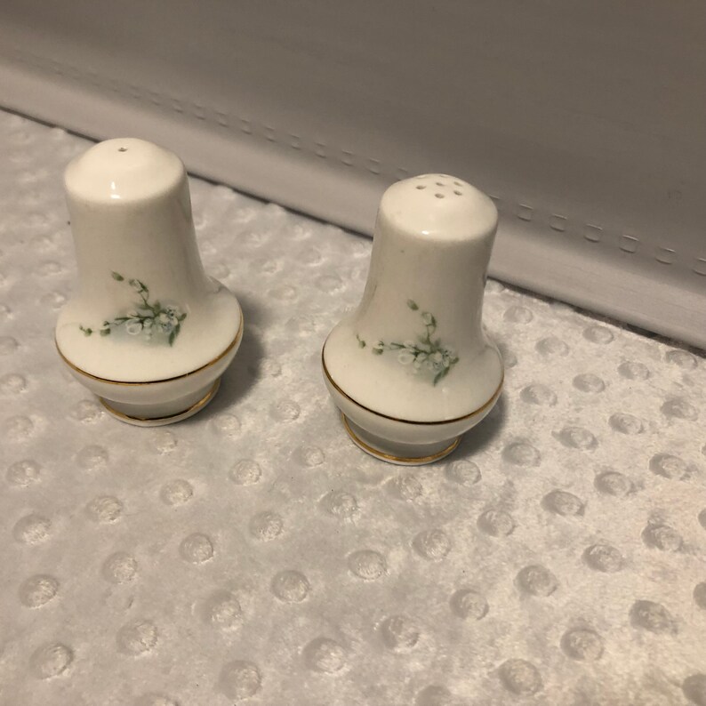Royal Stafford Bone China 24-4 Apple Blossom Blue Salt /& Pepper Shakers