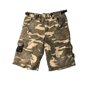 Könnte beinhalten: Camouflage-Cargohose mit mehreren Taschen und einem Kordelzug.