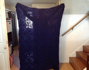 Handmade Navy Blue Aphgan Blanket knit crocheted Lovely 100" x 74 Bedspread   Lovely Pattern Excellent Condition