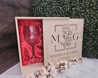 Custom Wine Glass Set with optional Wooden Box, The Perfect engraving Gift for Couples, Wedding, Anniversaries or any celebration -