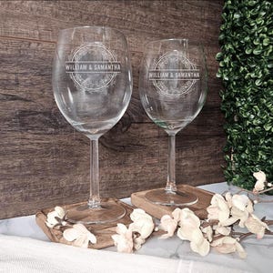 Personalized Wine Glass with Floral Design - Custom Couple Names & Date Engraving - Wedding, Anniversary, or Valentine’s Gift (DC008)