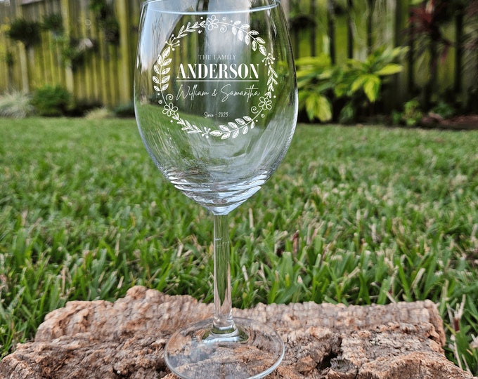 Personalized Wine Glasses etched Floral Wreath, Wedding Gift