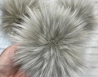 Pompom de pele cinza