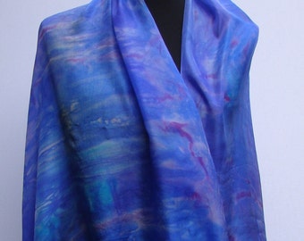 Lange zijden sjaal (200 x 90 cm), handbeschilderd in blauwe en paarse tinten (L-0710)