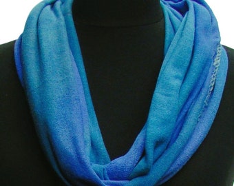Écharpe (boucle) en tricot doux de soie bourette, 180 x 40 cm, peinte à la main dans les tons bleus (T-275)