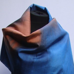 Striking scarf made of wild Thai silk, 200 x 45 cm, hand-painted in deep blue and cognac (L-0829)