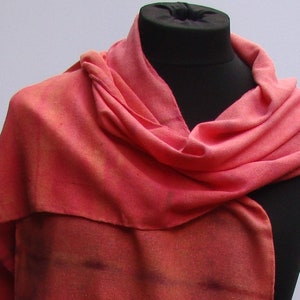 Hand-painted silk scarf made of transparent bourette, 190 x 35 cm, in pink, salmon and orange (L-0882)