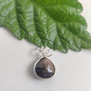 Colgante de plata de ley de zafiro con brillo dorado, pureza 925, piedra tallada en forma de corazón, peso ligero, tamaño de 15*12*5 mm, joyería de regalo, colgante pequeño, hecho a mano