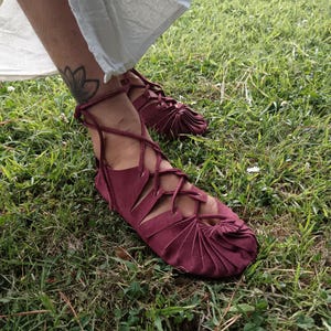 Sandali greci, sandali gladiatore, mocassini in pelle scamosciata color marrone: scarpe estive ispirate alla Sassonia
