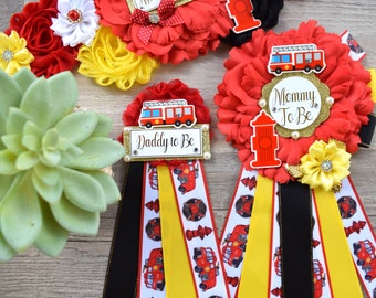 Puede incluir: Cintas de baby shower con temática de camión de bomberos con cintas rojas, amarillas y negras. Las cintas dicen "Mommy to Be" y "Daddy to Be" con un gráfico de camión de bomberos en cada una.