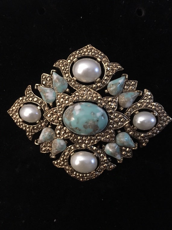 Sarah Coventry  brooch/pin.  Faux Pearls and Faux 