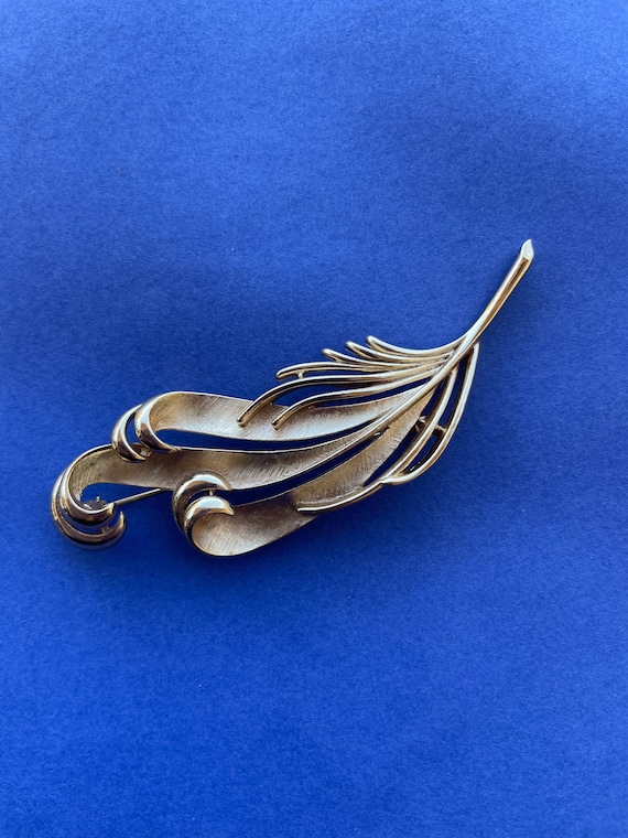 Mid Century Modern Trifari goldtone pin. - image 1