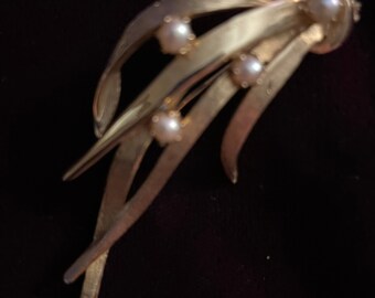 Brooks gold pin with small pearls. Leaf design.