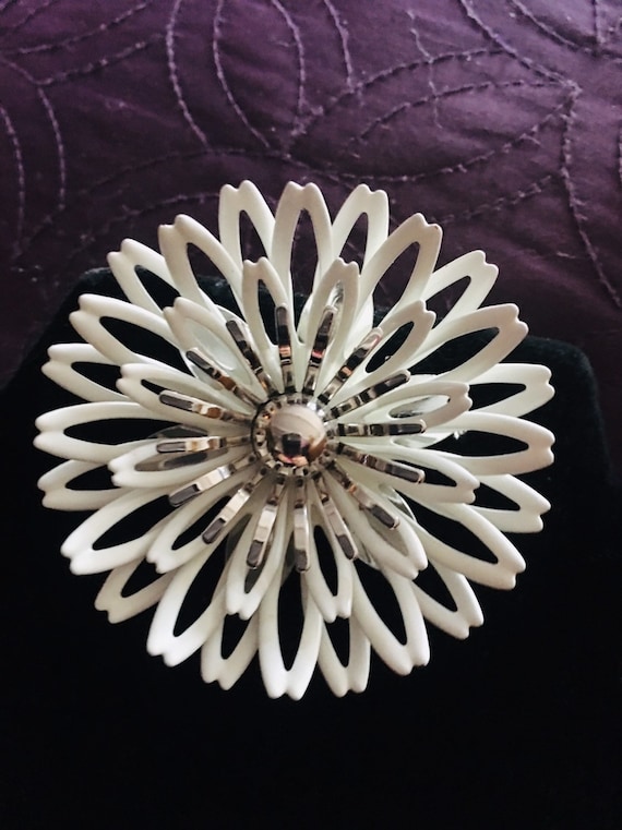 Sarah Coventry Retro white daisy pin.