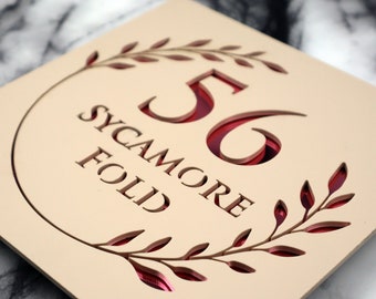 Letrero K Smart / Floral S1 / Letrero decorativo cuadrado para casa en beige, caqui y crema mate, con número de puerta y espejo dorado rosa y flor.