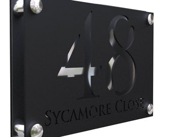 K Smart Sign | Simpatico | Numéros de porte de maison découpés au laser Plaques en acrylique noir mat avec plaque arrière miroir argentée - Custom | 280mm x 180mm