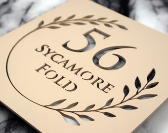 Letrero K Smart / Floral S1 / Letrero decorativo cuadrado para casa en beige, caqui y crema mate, con números de puerta y flor de mármol blanco