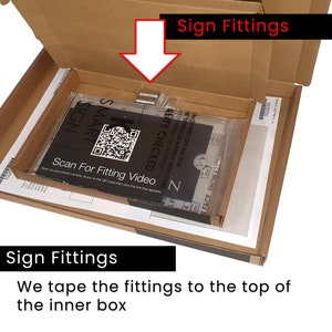 Puede incluir: Una caja de cart&oacute;n marr&oacute;n con las palabras "Sign Fittings" impresas en la parte superior. La caja est&aacute; abierta y en el interior hay una bolsa de pl&aacute;stico transparente con accesorios met&aacute;licos. La bolsa est&aacute; etiquetada como "Quality Checked" y tiene un c&oacute;digo QR que dice "Scan for Fitting Video".