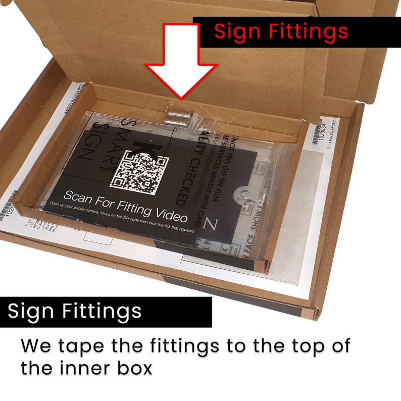Puede incluir: Una caja de cart&oacute;n marr&oacute;n con las palabras "Sign Fittings" impresas en la parte superior. La caja est&aacute; abierta y en el interior hay una bolsa de pl&aacute;stico transparente con accesorios met&aacute;licos. La bolsa est&aacute; etiquetada como "Quality Checked" y tiene un c&oacute;digo QR que dice "Scan for Fitting Video".