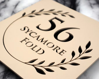 Letrero K Smart / Floral S1 / Letrero decorativo cuadrado para casa en beige, caqui y crema mate, con números de puerta y flor en espejo negro