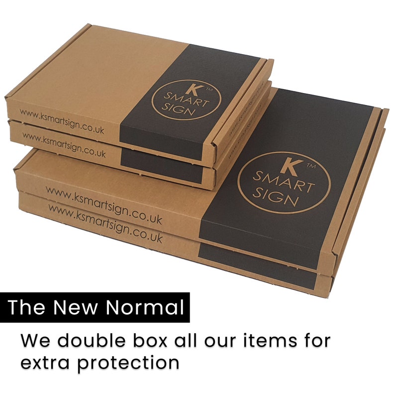 Puede incluir: Dos cajas de cart&oacute;n marr&oacute;n apiladas una encima de la otra. Las cajas est&aacute;n etiquetadas con el texto "K SMART SIGN" y la direcci&oacute;n del sitio web "www.ksmartsign.co.uk". El texto "The New Normal" est&aacute; impreso debajo de las cajas. El texto "We double box all our items for extra protection" est&aacute; impreso debajo del texto "The New Normal".