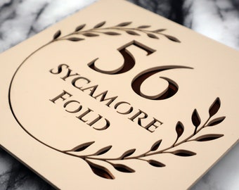 Letrero K Smart / Floral S1 / Letrero decorativo cuadrado para casa en beige, caqui y crema mate, con números de puerta y espejo de bronce cobre y flor.