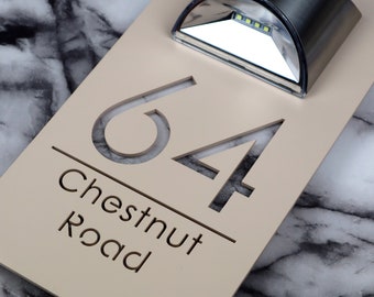 Letrero para casa en beige mate con luz solar láser, acrílico, espejo, mármol, número de propiedad, placa de puerta con iluminación LED (Bellissima F31)