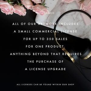 Puede incluir: Un par de auriculares negros y dorados sobre una superficie negra con texto blanco que dice "ALL OF OUR ARTWORK INCLUDES A SMALL COMMERCIAL LICENSE FOR UP TO 350 SALES FOR ONE PRODUCT. ANYTHING BEYOND THAT REQUIRES THE PURCHASE OF A LICENSE UPGRADE ALL LICENSES CAN BE FOUND WITHIN OUR SHOP".