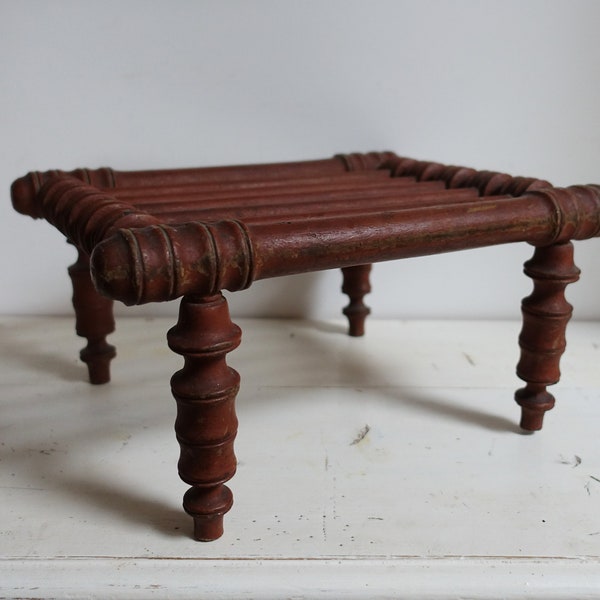 Petit tabouret vintage en bois sculpté décoration de salon marron