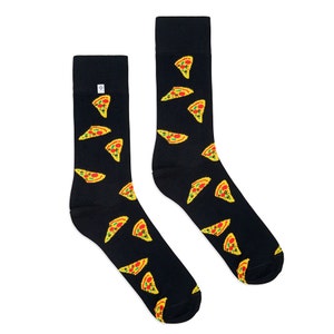 Peut inclure: Une paire de chaussettes noires avec un motif de part de pizza. Les chaussettes sont faites d'un matériau doux et confortable et présentent une variété de garnitures de pizza, notamment du pepperoni, des champignons et des poivrons verts.