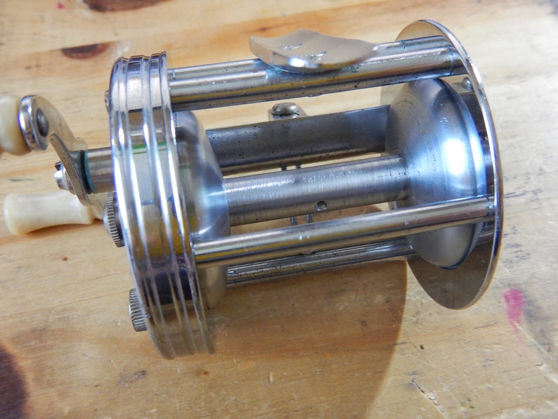very nice condition Vintage Pflueger TRUMP #1943 Bait Casting Fishing Reel JEWELED Bakelite Handle pflutru Made in USA