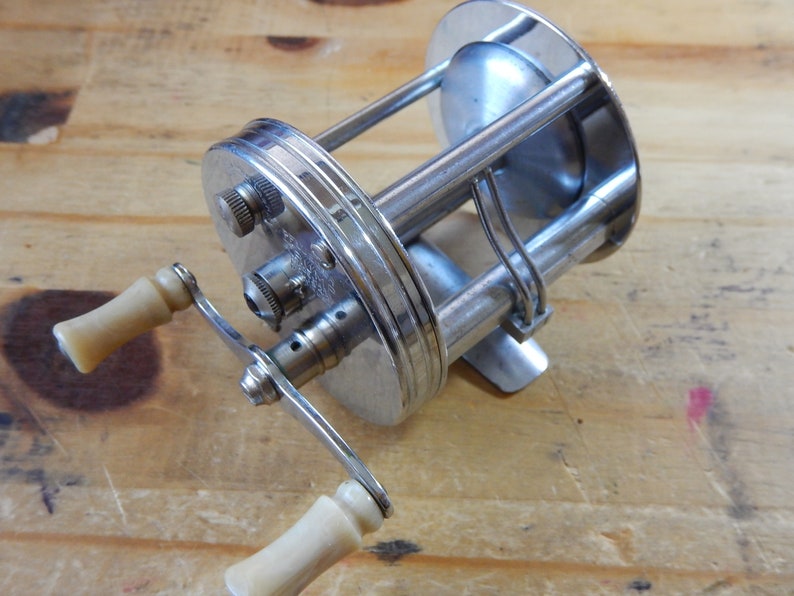 very nice condition Vintage Pflueger TRUMP #1943 Bait Casting Fishing Reel JEWELED Bakelite Handle pflutru Made in USA