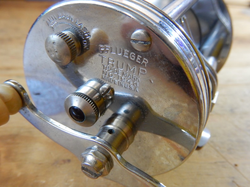 very nice condition Vintage Pflueger TRUMP #1943 Bait Casting Fishing Reel JEWELED Bakelite Handle pflutru Made in USA