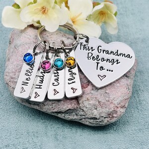 Llavero con piedra de nacimiento de abuela. Este llavero es un regalo personalizado para el Día de la Madre.