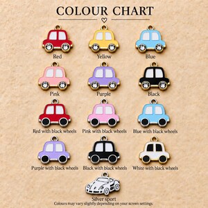 Puede incluir: Una carta de colores que muestra trece dijes con forma de coche. Doce dijes presentan colores esmaltados que incluyen rojo, amarillo, azul, rosa, morado, negro y blanco, algunos con ruedas de cristal. Un dije de coche deportivo plateado est&aacute; abajo.