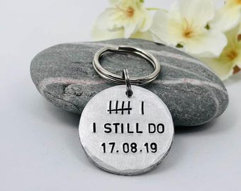 Llavero del 6º aniversario de bodas de hierro, "Todavía lo hago", marca de conteo de 6, regalo de aniversario de bodas de hierro