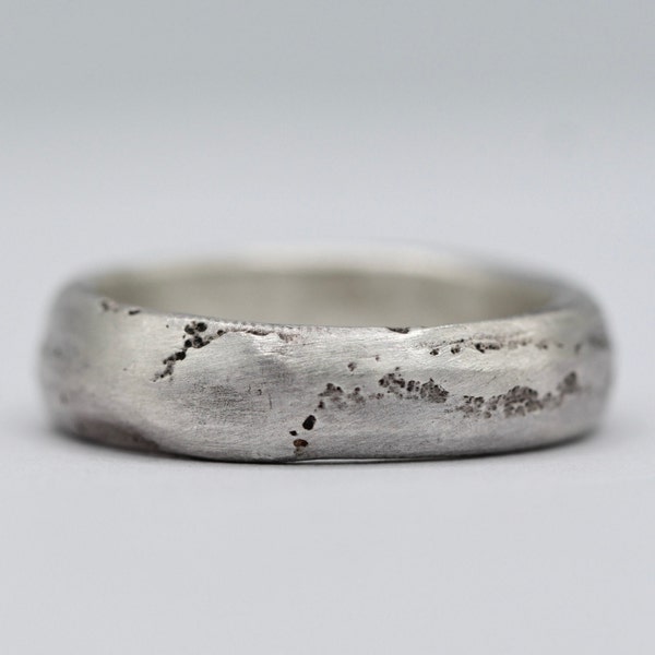 Bague rustique en argent coulé sur sable avec texture organique