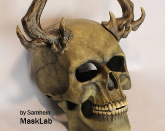 Skull mask with movable jaw and horns