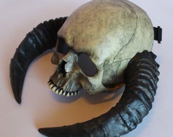 Skull half mask with big horns