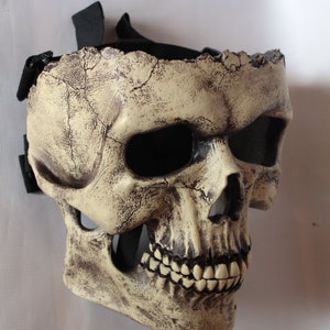 Half skull mask with movable jaw