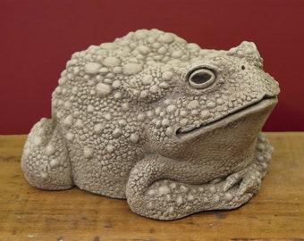 Toad Statue Stone for Home & Garden, Toad Art Sculpture, Toad and Frog Home Decor, Reptile Art Stone Sculpture, Toad Figurine, Frog Art